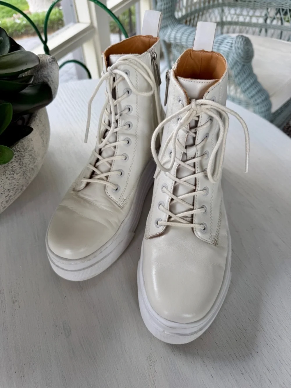 J/SLIDES, ANDRE, HI-TOP, LACE-UP SNEAKERS IN OFF-WHITE. SIZE 8 1/2